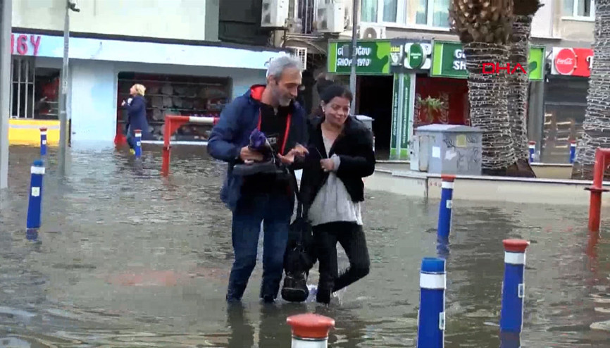 İzmir’de deniz taştı, deniz suları kaldırımla birleşti