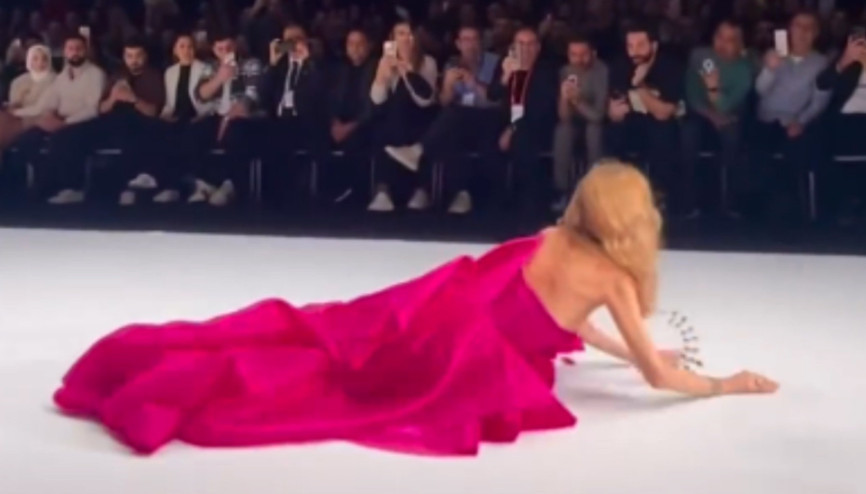 Ünlü model Sema Şimşek defilede yere düştü