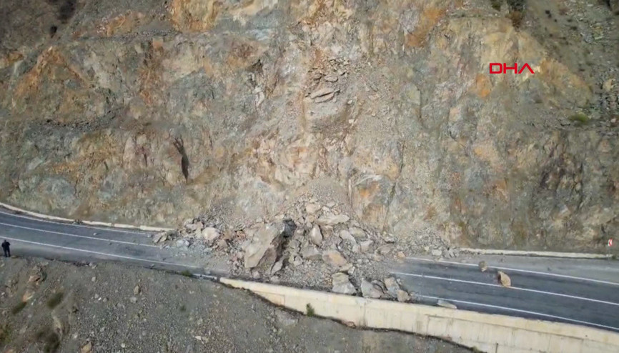 Artvinde heyelan: Kayalar kara yoluna düştü
