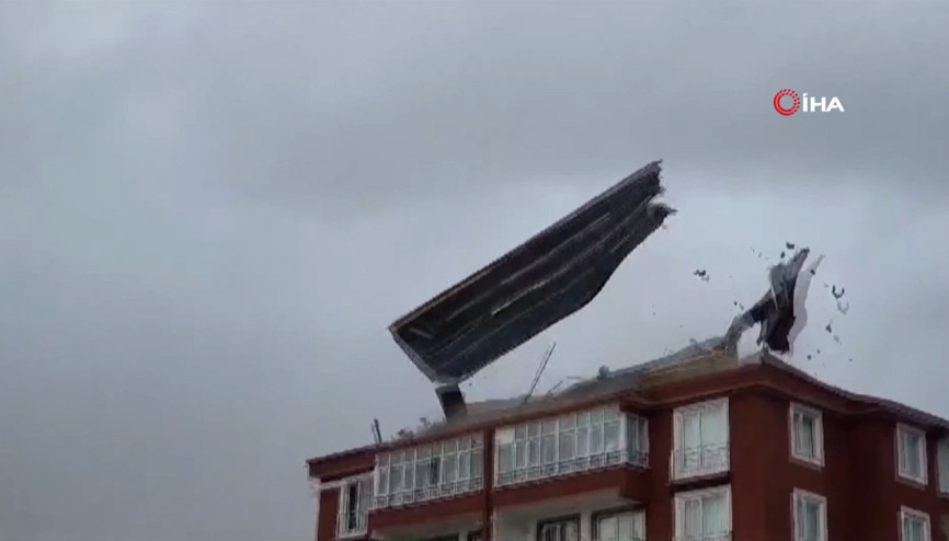 Yozgat’ta fırtına: Uçan çatı kamerada