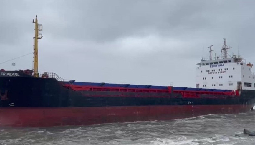 Artvin Hopada fırtına: Kuru yük gemisi karaya oturdu... 13 mürettebat kurtarıldı