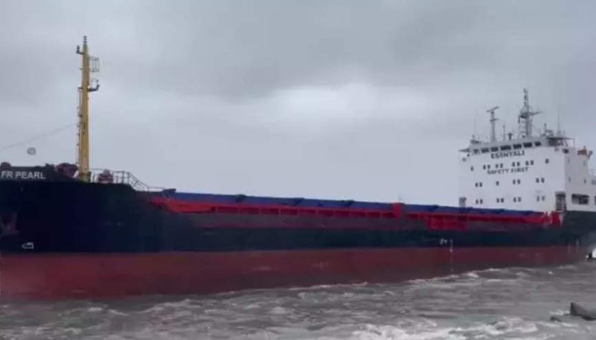 Hopa’da gemi karaya oturdu