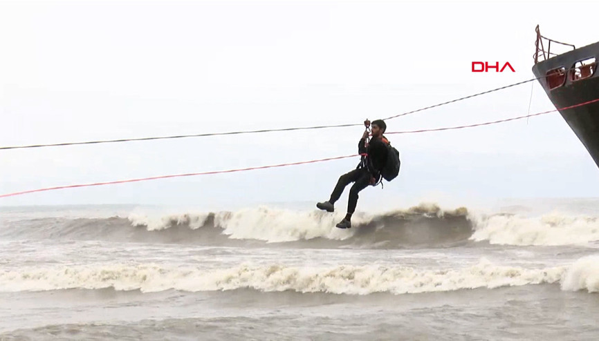 Hopa’da karaya oturan kuru yük gemisindeki personeli tahliye etmek için çalışma başlatıldı