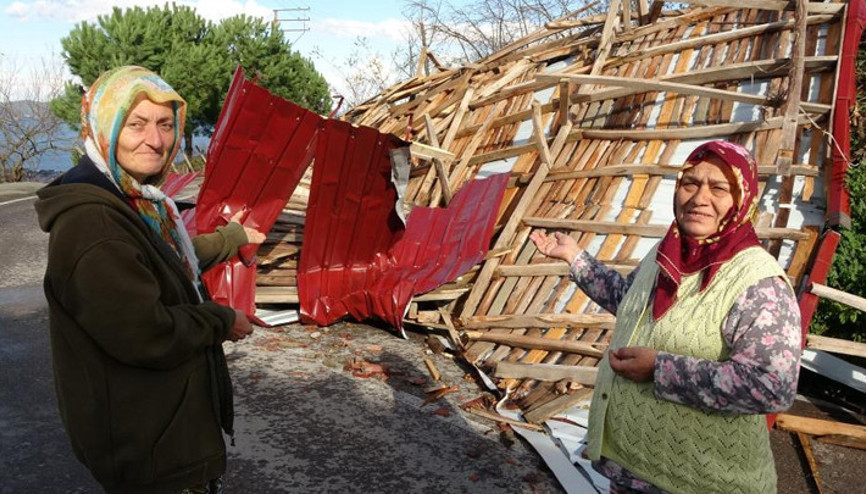 Ordu’da şiddetli fırtına çatıyı uçurdu Deprem oluyor sandık
