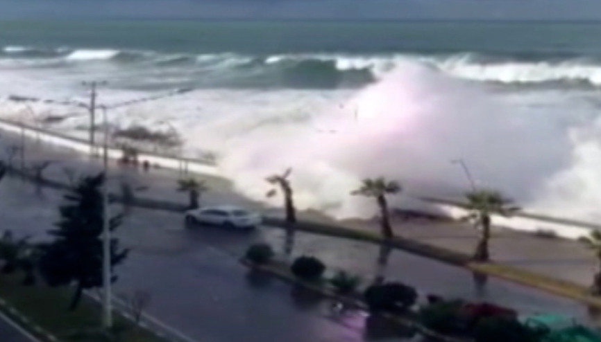 Giresun’da dalgaların ulaştığı yol suyla doldu Aydınlatma direğindeki patlama kamerada