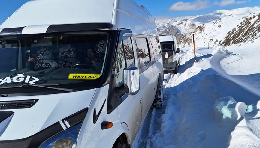 Hakkaride kar nedeniyle yol kapandı: Araçları kara saplanan 30 kişi mahsur