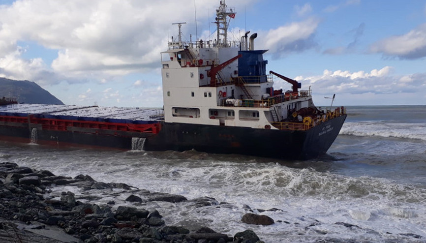 Artvin Hopada kuru yük gemisi karaya oturmuştu... Uzman ekip bekleniyor