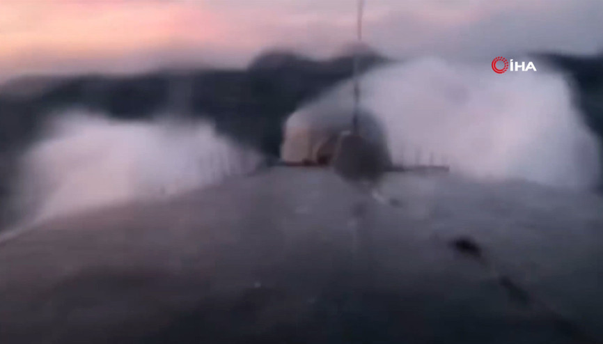 Deniz Kuvvetlerine bağlı gemi ve denizaltılar fırtına dinlemeden görev başında