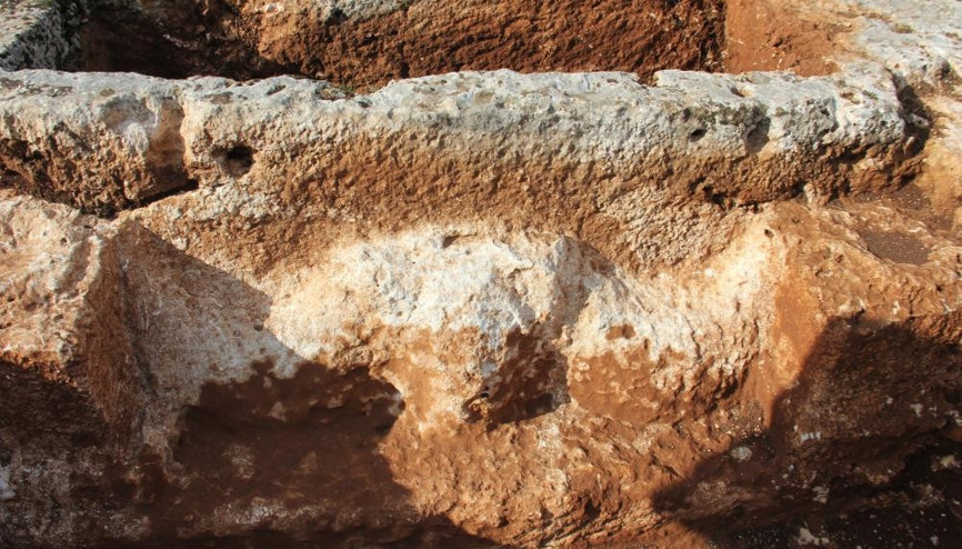 3 adet Khamosorion tipi mezar, ortada ise bir adet 1800 yıllık boğa başı ve boynuz kabartması... Dikkat çeken keşif