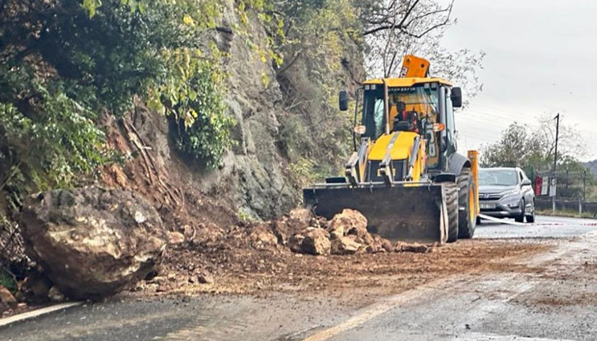 Sarıyerde yamaçtan yola kaya parçaları düştü