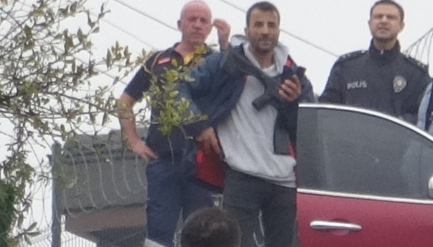 Kocaelide rehine krizi Ortağını rehin aldı... Tüfekle rastgele ateş açtı Kocaelide rehine krizi Ortağını rehin aldı... Tüfekle rastgele ateş açtı