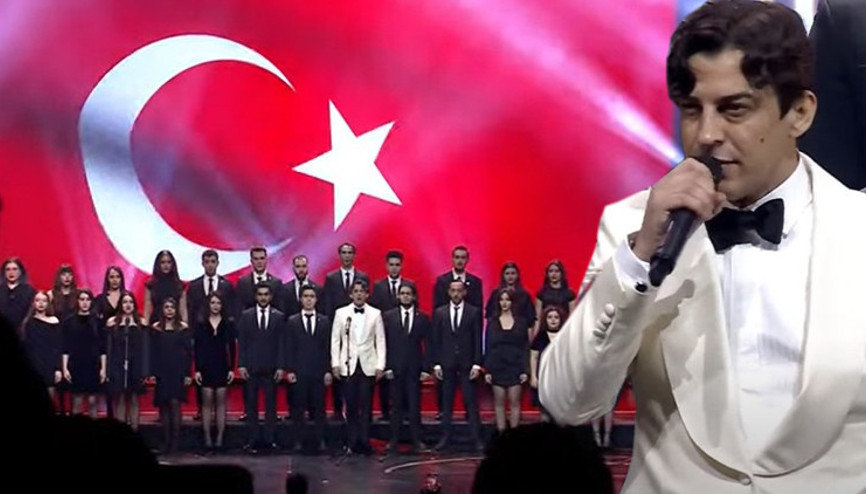 Bütün salon ayakta eşlik etti... Parla hilal ve yıldızım