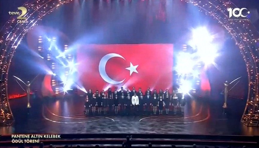 Bütün salon ayakta eşlik etti... Parla hilal ve yıldızım