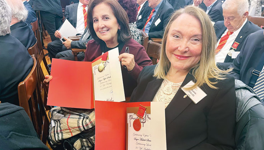 Galatasaray Lisesi’nde cam tavanı 50 yıl önce kıran iki mezuna madalya