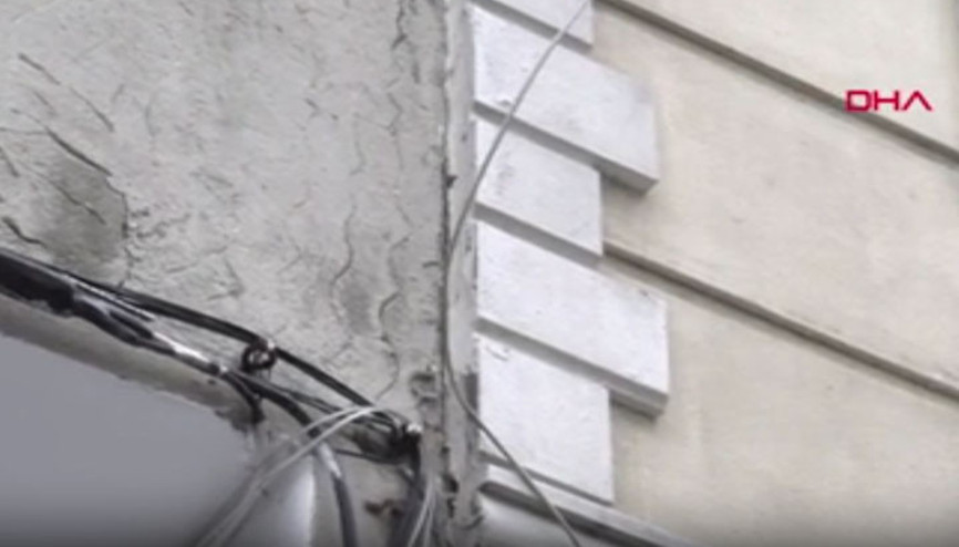 Küçükçekmecede çatlak oluşan binada inceleme Küçükçekmecede çatlak oluşan binada inceleme