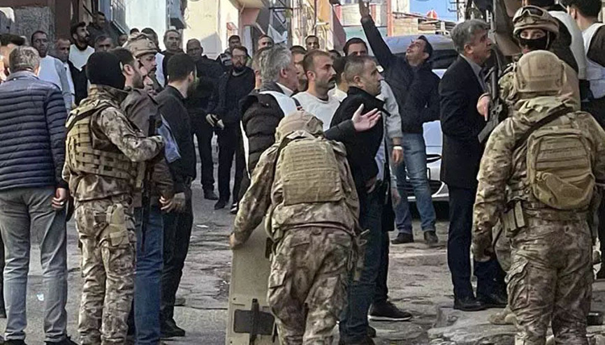 Polise ateş açan şahsa özel harekat ekiplerinden operasyon: Etek giymiş vaziyette yakalandı Polise ateş açan şahsa özel harekat ekiplerinden operasyon: Etek giymiş vaziyette yakalandı