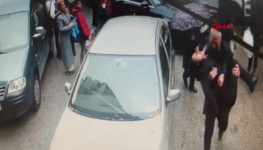 İETT otobüsünde biber gaz sıktı, yolcular fenalaştı İETT otobüsünde biber gaz sıktı, yolcular fenalaştı