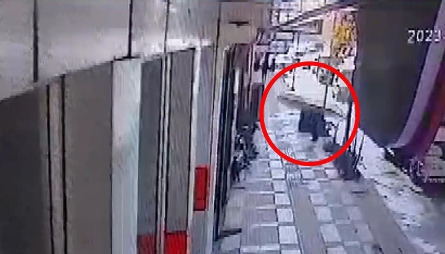 Kamyonun çarptığı tabelanın altında kalan adam ölümden döndü