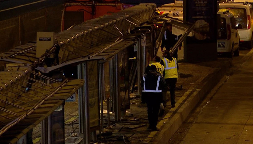 Metrobüs durağa çarptı: 1 yaralı