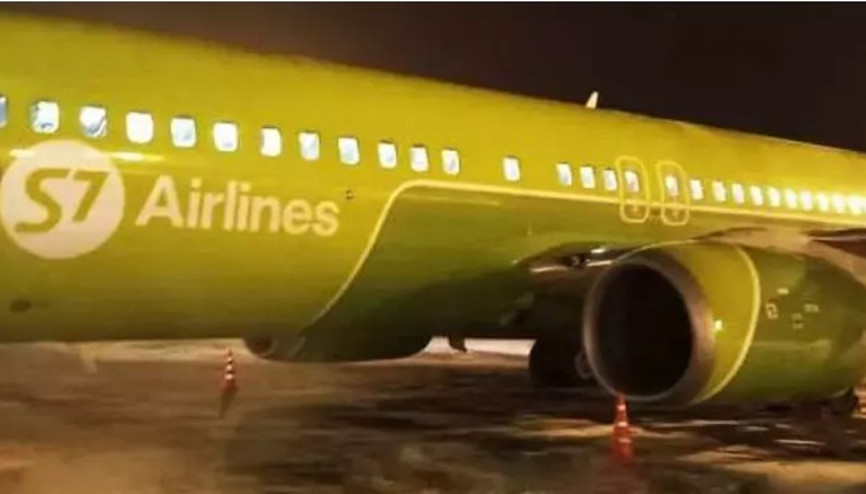 Rusya’da motoru alev alan yolcu uçağı acil iniş yaptı