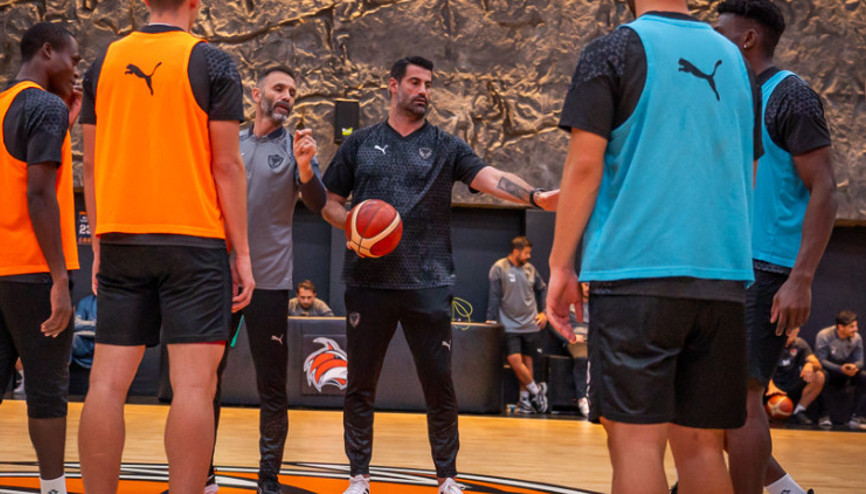 Hataysporlu futbolcular Çukurova Basket’te