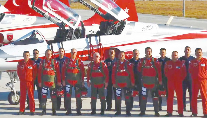 Türk Yıldızları komutanla uçtu