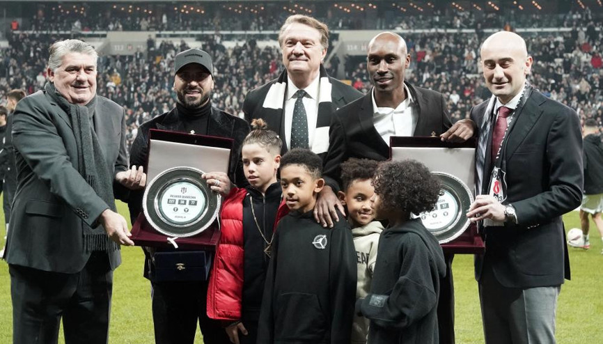 Quaresma ve Atiba’ya derbi öncesi plaket verildi