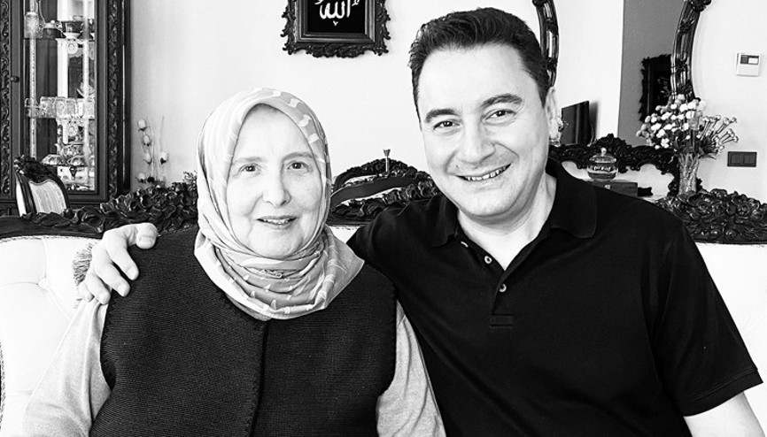1 ay öce de babasını kaybetmişti: Babacan’ın anne acısı