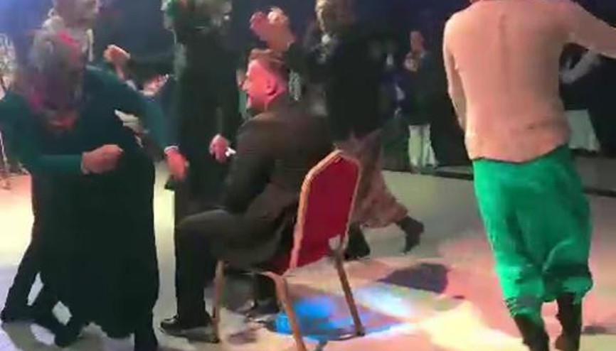 Düğünde kadın kıyafetleri giyinip, düğünde damada şaka yaptılar