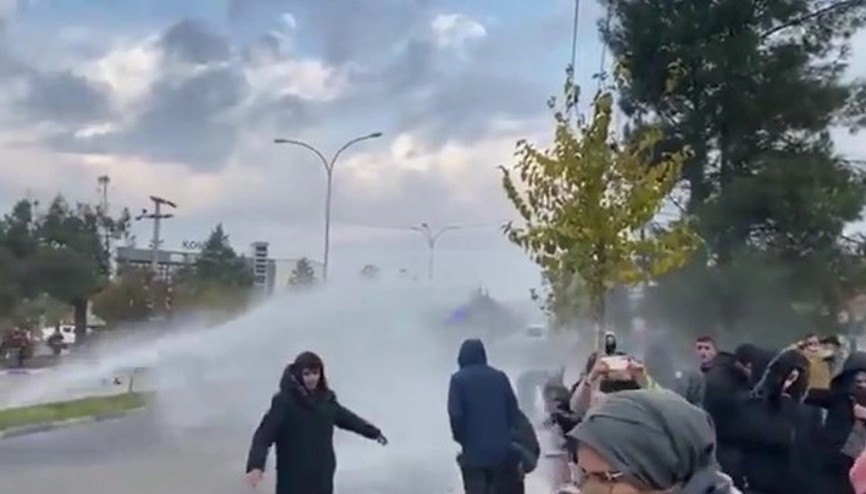 Şanlıurfada tekstil firması önünde eylem yapan işçiler ile jandarma arasında gerginlik... TOMAlı müdahale, 92 gözaltı... Şanlıurfada tekstil firması önünde eylem yapan işçiler ile jandarma arasında gerginlik... TOMAlı müdahale, 92 gözaltı...