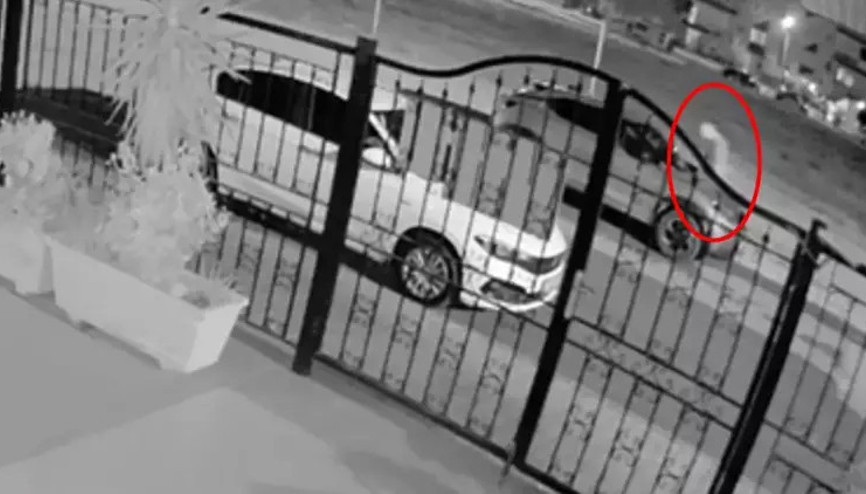 Yeni aldığı otomobili, komşusu taşla boydan boya çizdi