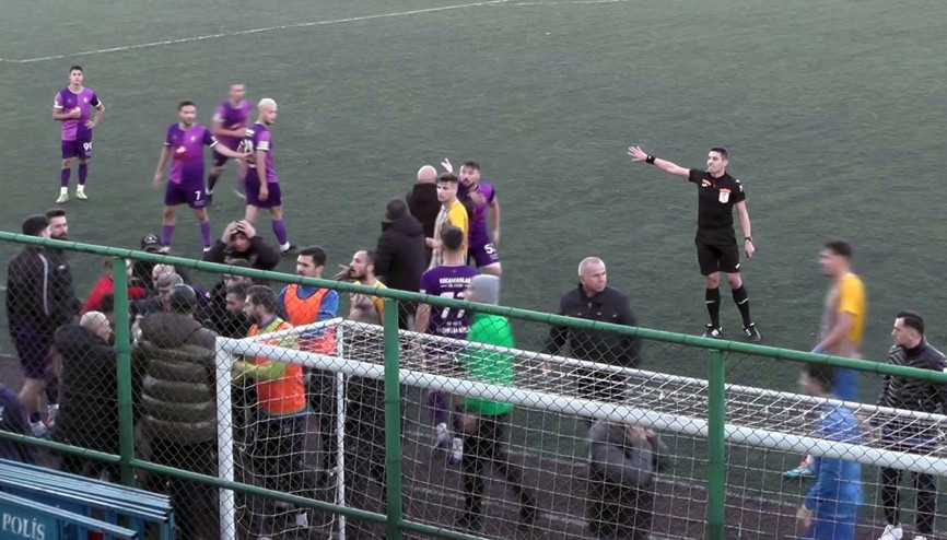 Uzatma dakikalarında gol geldi, futbolcular birbirine girdi Tribünlere de taşan gerginliği polis güçlükle önledi...