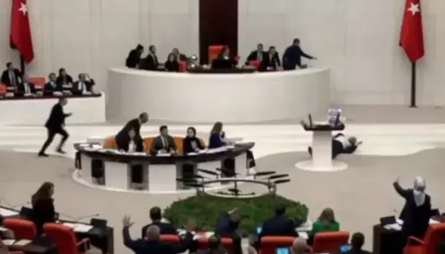 Saadet Partili vekil Hasan Bitmez, Meclis kürsüsünde fenalaştı Saadet Partili vekil Hasan Bitmez, Meclis kürsüsünde fenalaştı