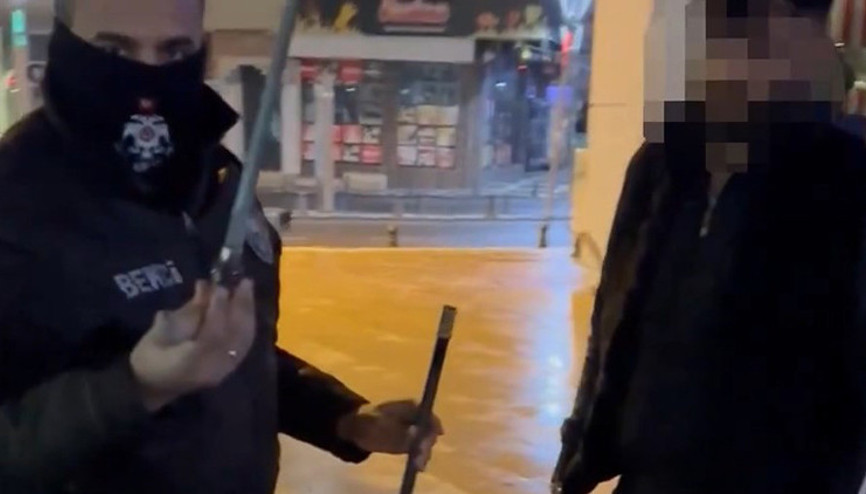 Cinsel istismar suçundan aranan şüpheli, baston görünümlü bıçakla yakalandı