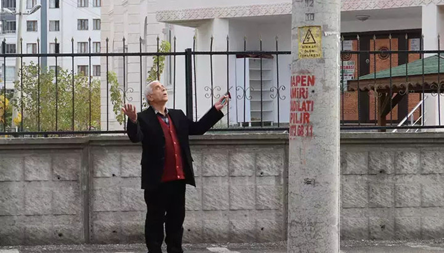 Yol ortasındaki elektik direğini görenler şaşkına dönüyor