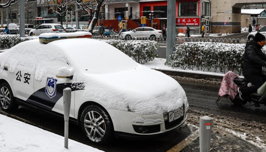 Kar yağışı Pekinde hayatı felç etti: Seferler durdu, okullar kapatıldı