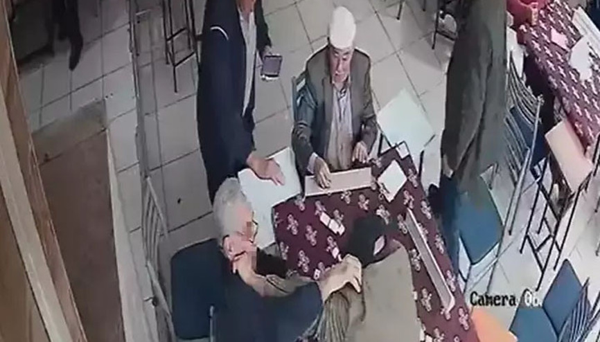 Okey masasında dedelerin taş kavgası Kıraathane karıştı...
