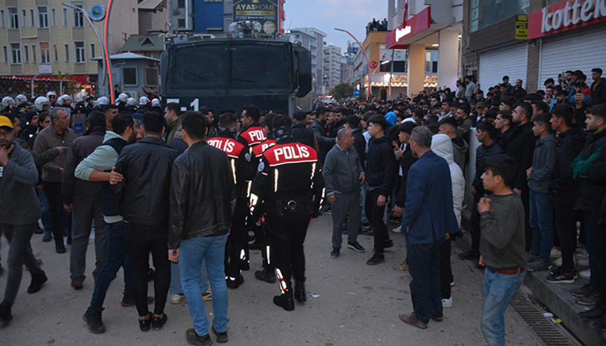 Şırnakta Kuran-ı Kerimi yırtarak küfretti linçten polis kurtardı