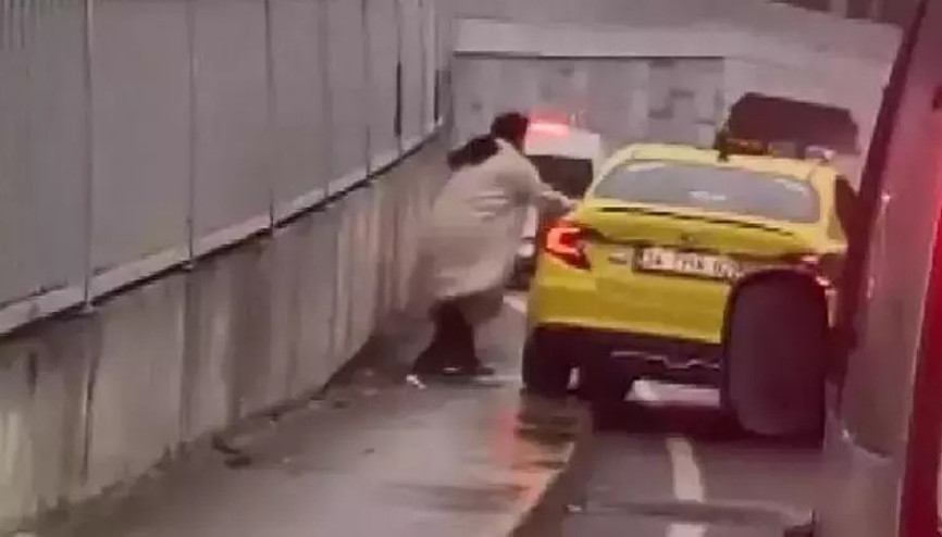 Kaldırıma çıkan taksiye yaya tepkisi kamerada