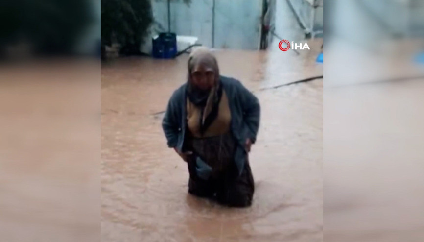 Kumluca’da sağanak yağış etkili oldu Kumluca’da sağanak yağış etkili oldu