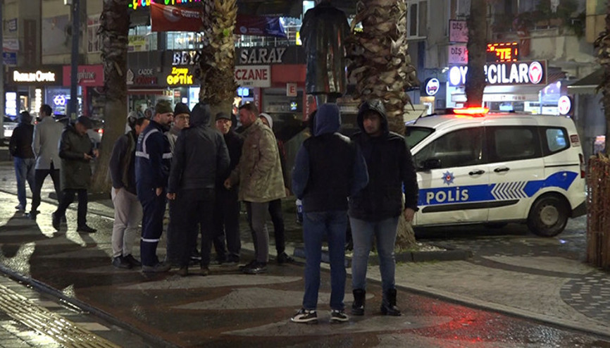 İş yerinin önünde içki içtiği için kendisini uyaran baba ile 2 oğlunu bıçakladı