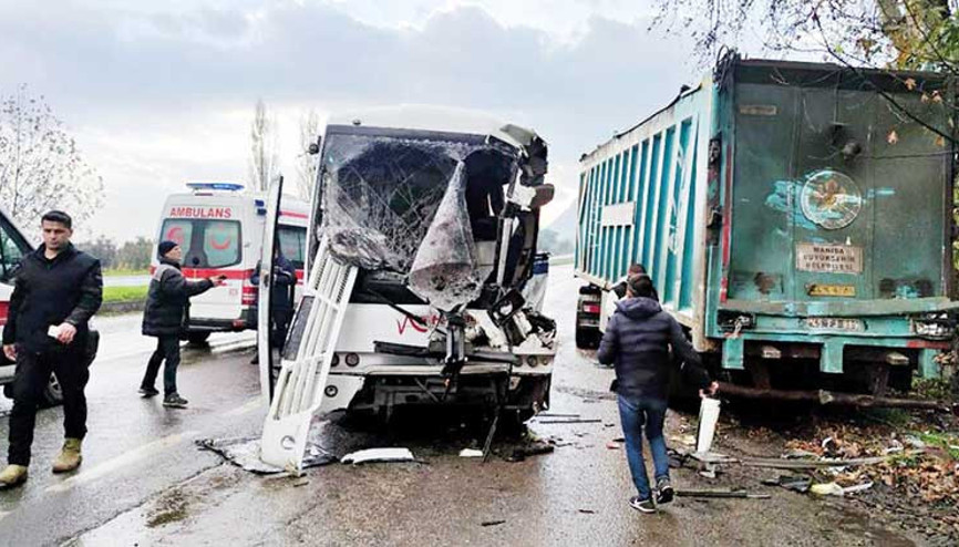 İşçi servisi çöp kamyonuna çarptı İşçi servisi çöp kamyonuna çarptı