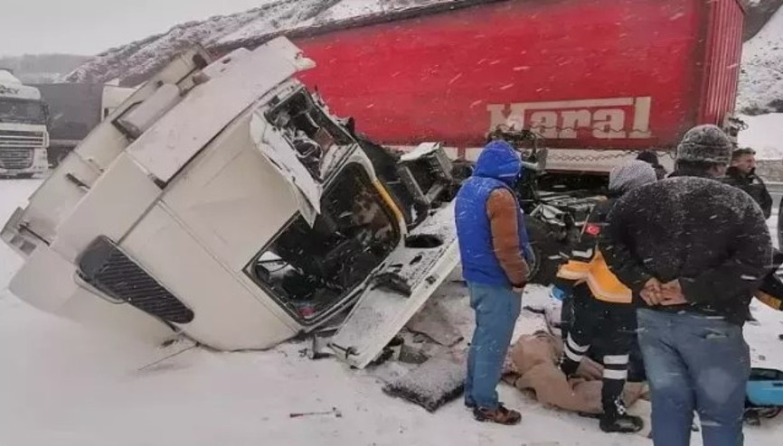 Erzurumda kar yağışı trafik kazalarına neden oldu