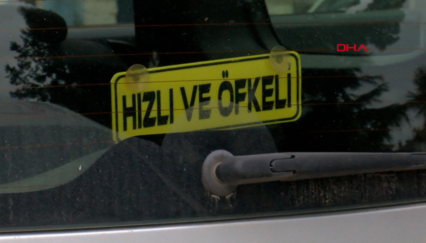 Camında Hızlı ve öfkeli yazısı olan otomobil, motosiklete çarpı