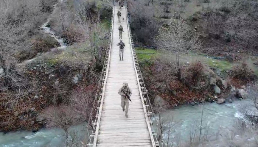 Bitliste jandarma ekiplerinden PKKnın kış üslenmesine operasyon