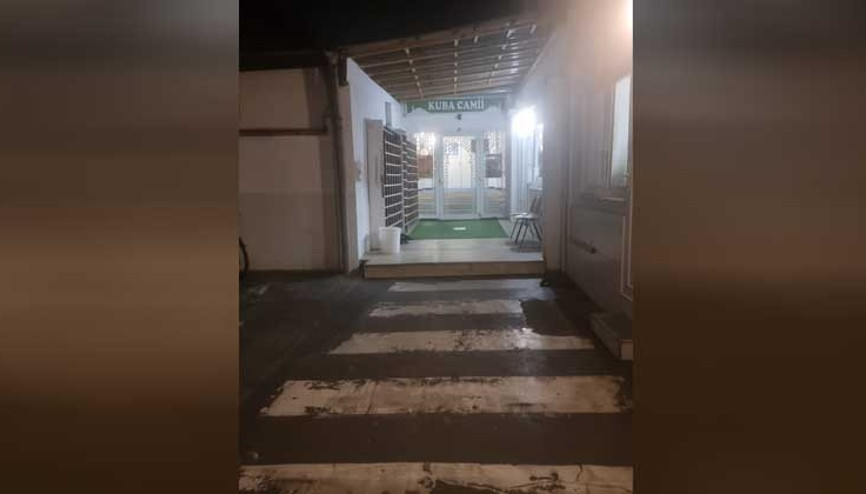 Camide çirkin saldırı: Tüm ayakkabıları sokağa fırlattı
