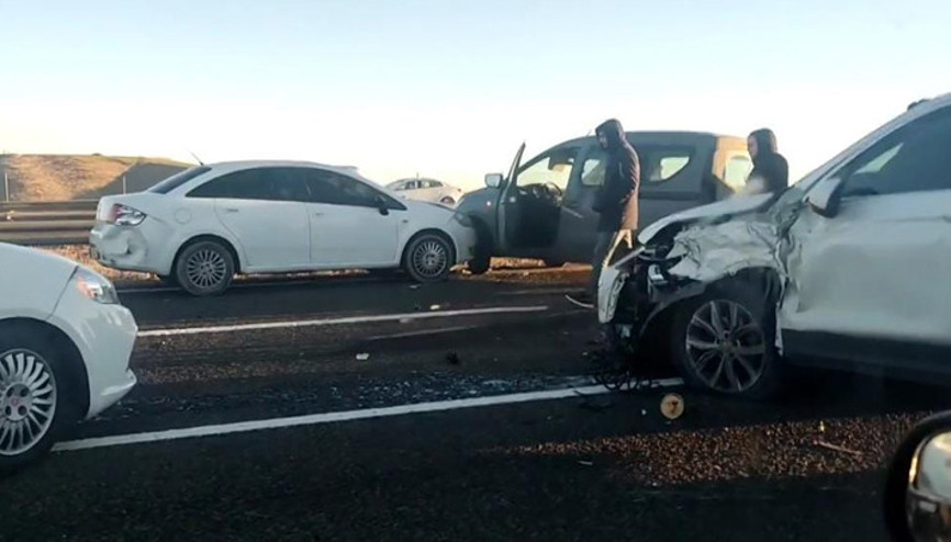 Ankarada buz tutan yolda 9 otomobil ve 1 servis minibüsü birbirine girdi