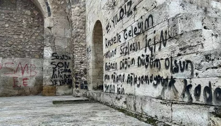 Sivasta 752 yıllık medreseye sprey boyayla zarar verdiler