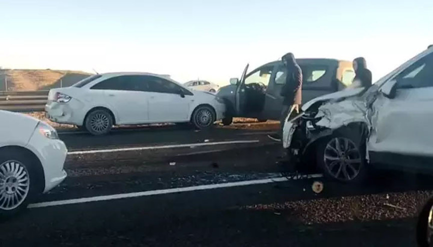 Ankarada buz tutan yolda 9 otomobil ve 1 servis minibüsü birbirine girdi