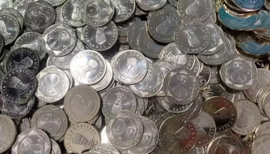 Darphanede madeni 5 liranın basım aşaması Darphanede madeni 5 liranın basım aşaması